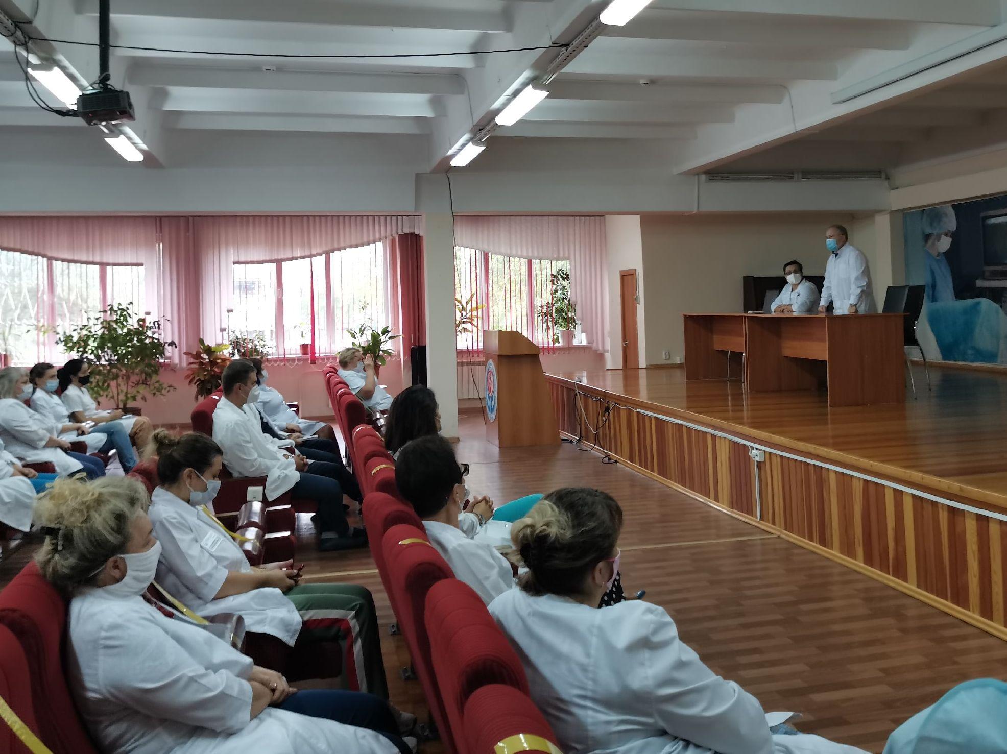 Министр здравоохранения Борис Немик встретился с коллективом инфекционного госпиталя на Кутузова