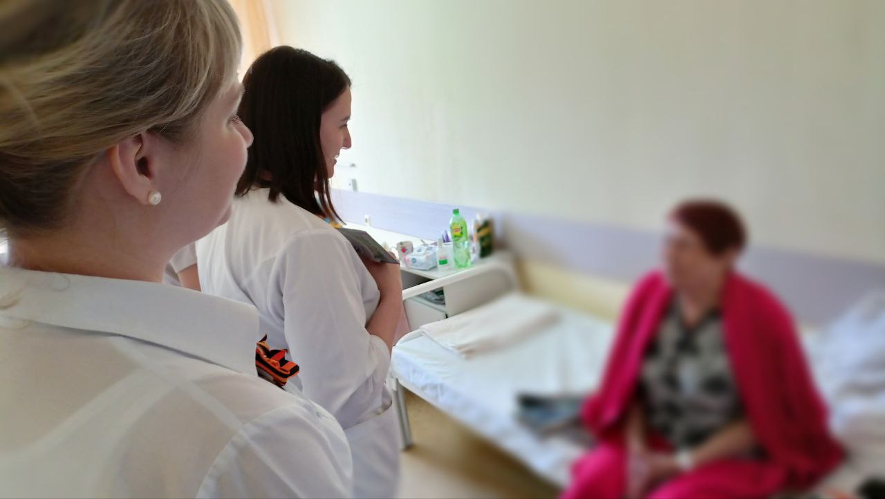 Коллектив Больницы на Кутузова поздравил пациентов с наступающим праздником 9 мая