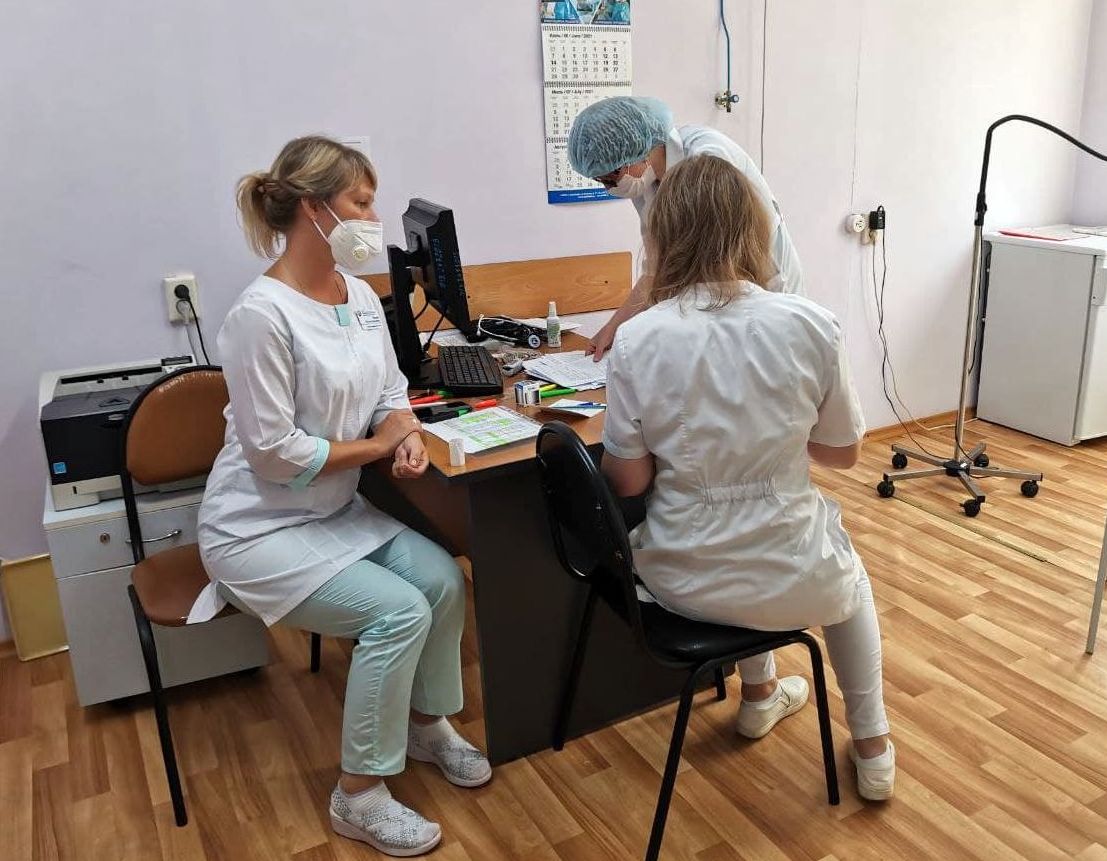 В КГБУЗ «КМКБ №4» продолжается вакцинация сотрудников