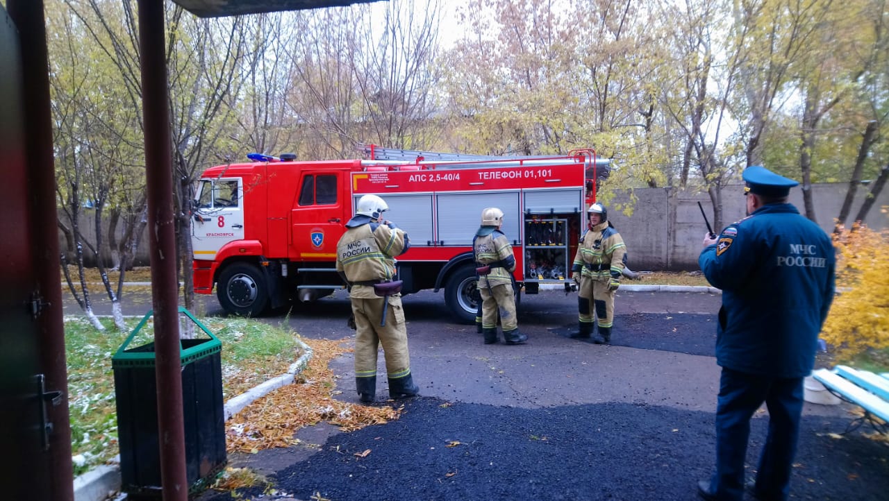 На базе инфекционного госпиталя на Кутузова прошли пожарно-тактические учения.