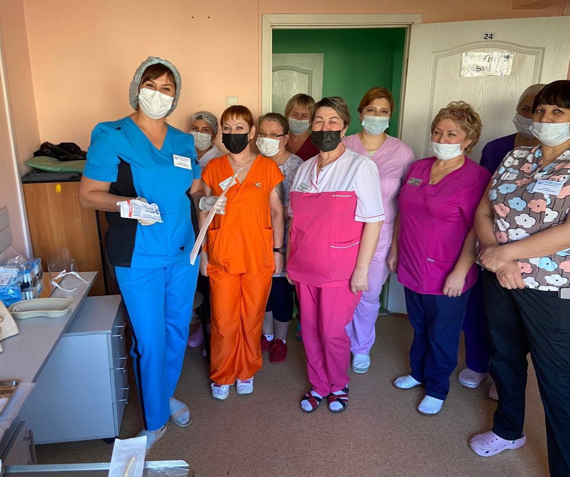 В КГБУЗ "КМКБ № 4" прошли занятия для среднего медицинского персонала по уходу за пациентом с установленным катетером Фолея