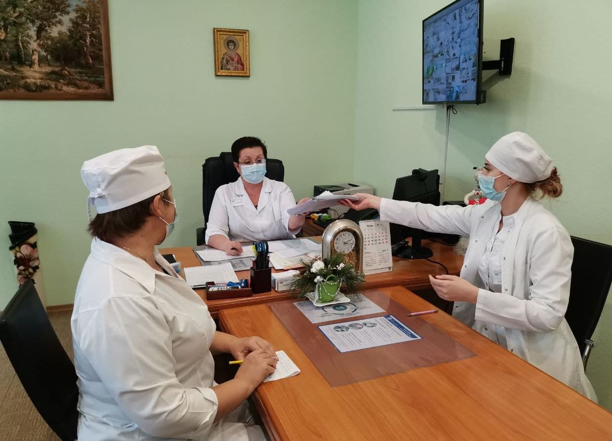 Главный врач КГБУЗ «КМКБ №4» проверила работу молодых специалистов