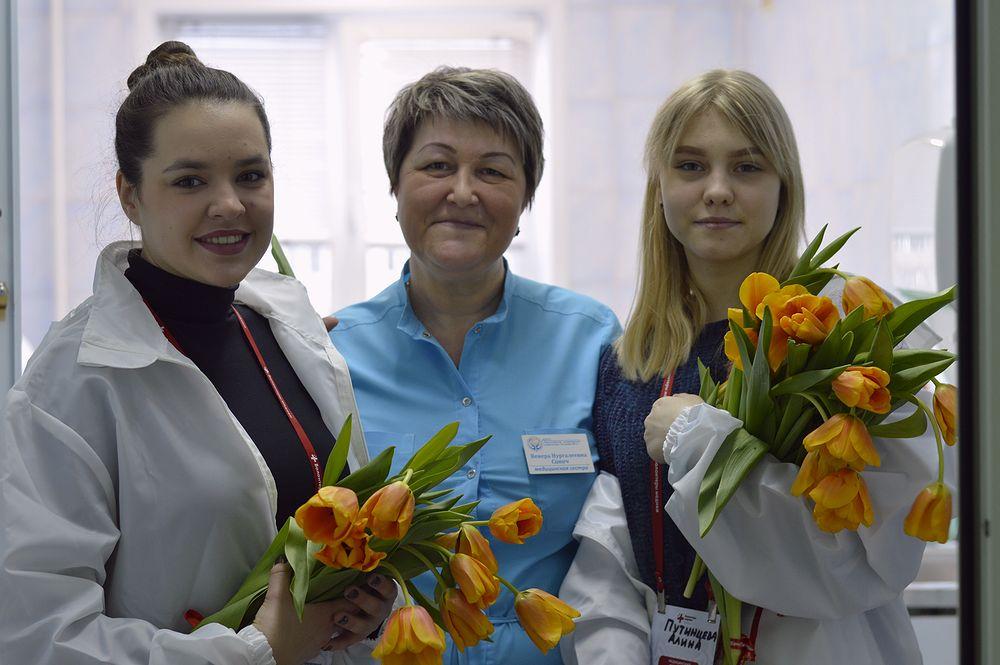 Волонтеры-медики поздравили пациенток КГБУЗ «КМКБ №4» с 8 марта