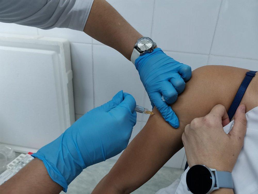 Более 96% коллектива больницы на Кутузова поставили прививки от гриппа 
