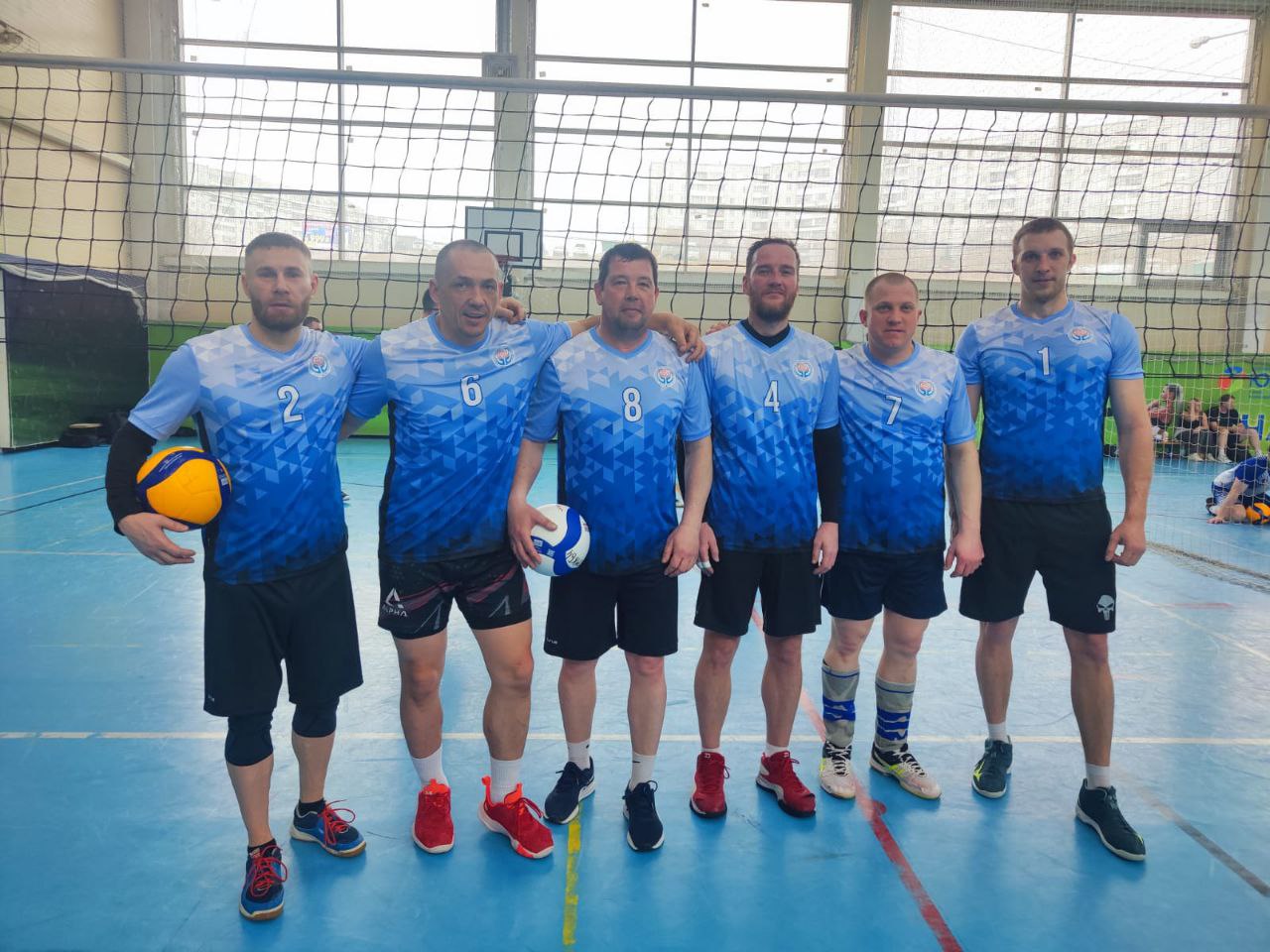 Мужская команда Больницы на Кутузова приняла участие в соревнованиях по волейболу среди трудовых коллективов