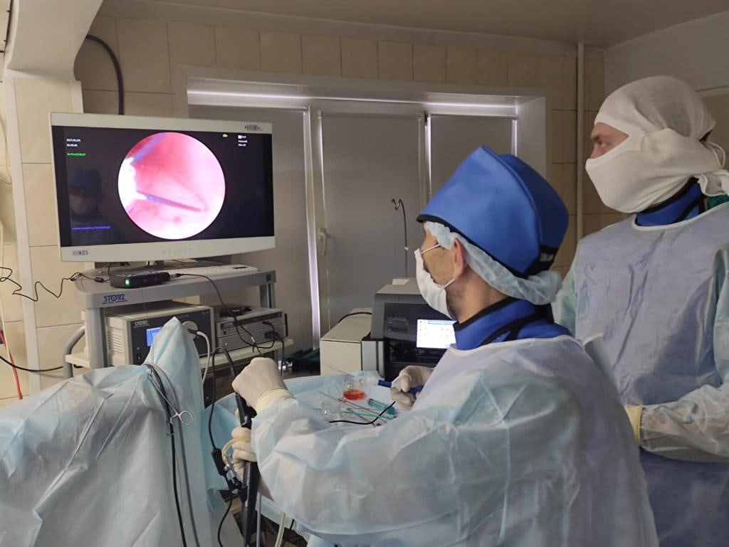 В КГБУЗ «КМКБ № 4» стала доступна ретроградная интраренальная хирургия (РИРХ).