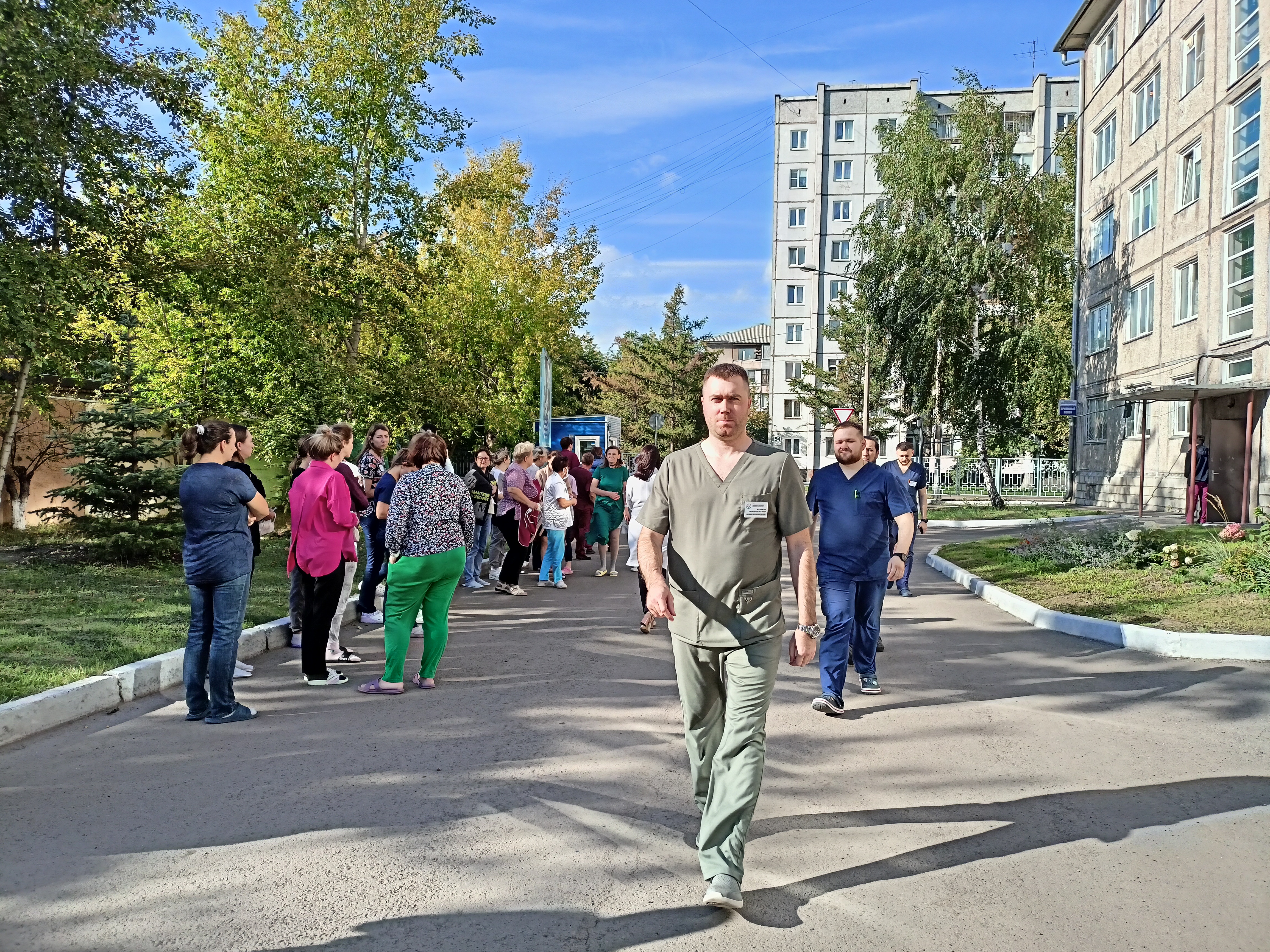 В КГБУЗ «КМКБ № 4» провели учебную пожарную эвакуацию с участием пациентов