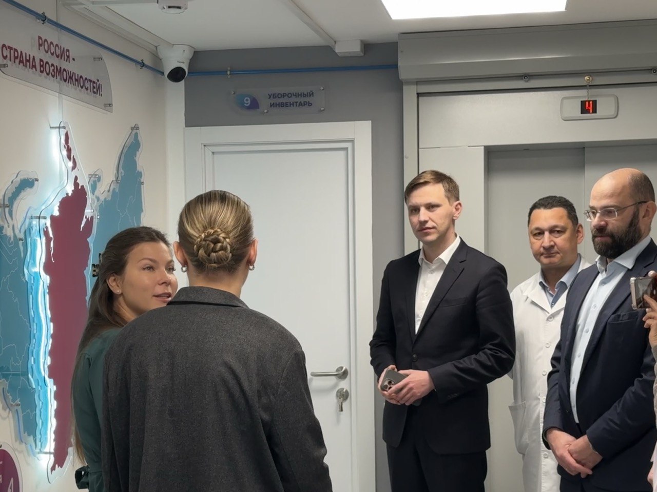 Будущее отделение ВРТ Больницы на Кутузова посетили депутаты Заксобрания и исполняющий обязанности министра здравоохранения