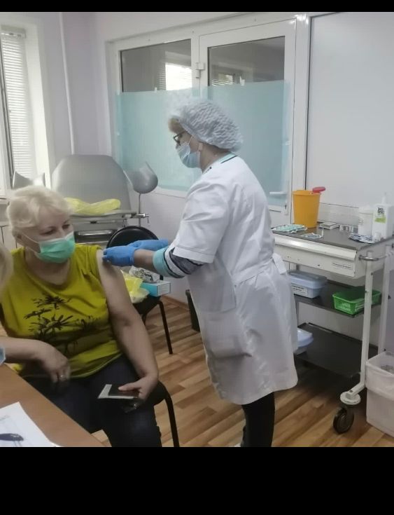 В КГБУЗ «КМКБ №4» продолжается вакцинация сотрудников