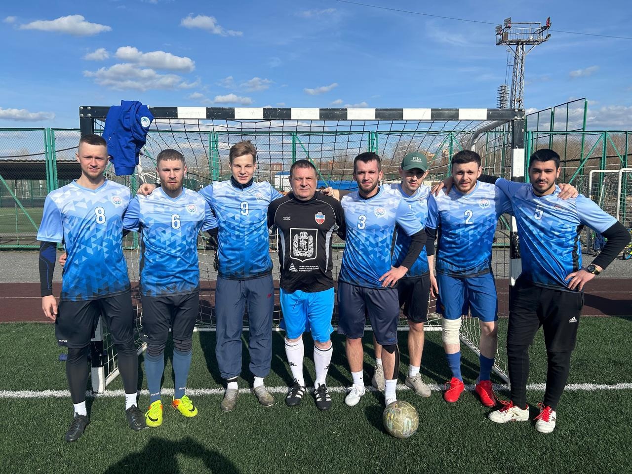 Мужская команда Больницы на Кутузова заняла 2 место в легкоатлетическом кроссе и одержала победу в соревнованиях по мини-футболу