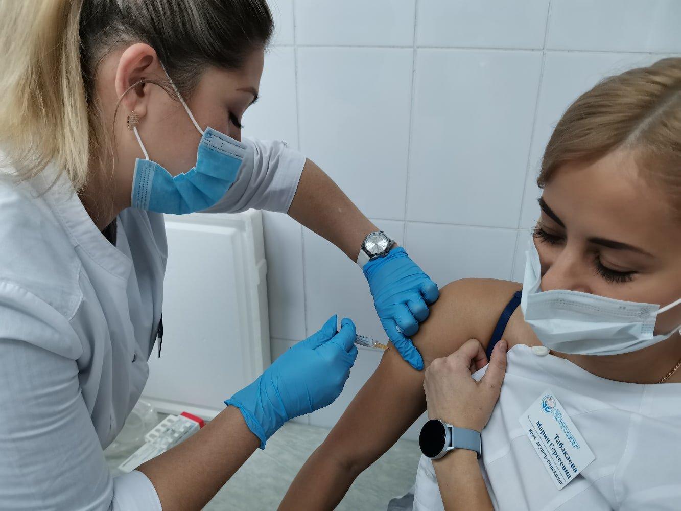 В КГБУЗ «Красноярская межрайонная клиническая больница №4» стартовала прививочная кампания 