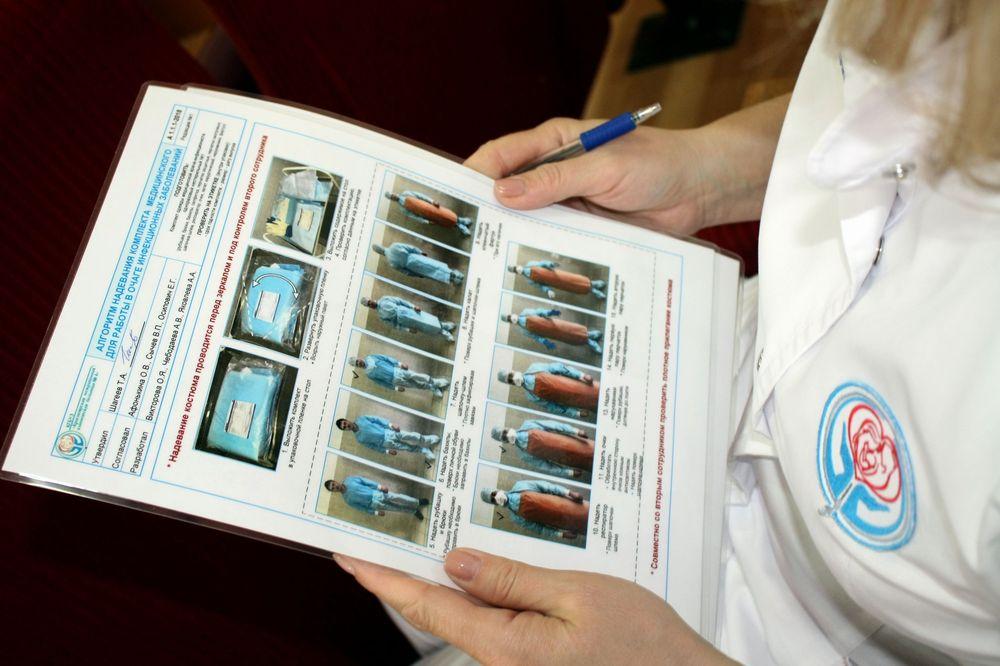 Сотрудники Красноярской межрайонной клинической больницы № 4 проходят ежегодный инструктаж по защите от особо опасных инфекций